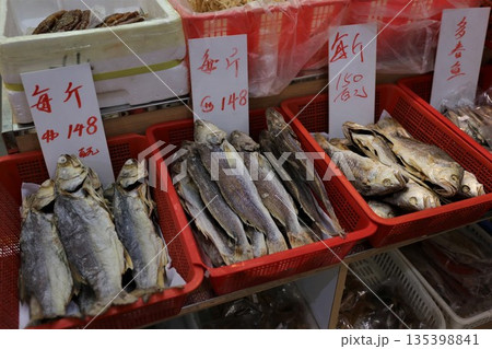 香港・徳輔道西で売られる塩干し魚(ハムユイ)。クサヤに似ていで臭いが美味。かつては安かったが今は高価 香港・徳輔道西で売られる塩干し魚(ハムユイ)。クサヤに似ていで臭いが美味。かつては安かったが今は高価 135398841