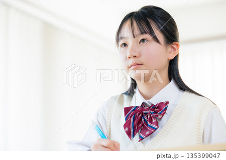 塾で勉強する女子中学生 135399047