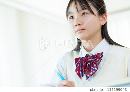 塾で勉強する女子中学生 135399048