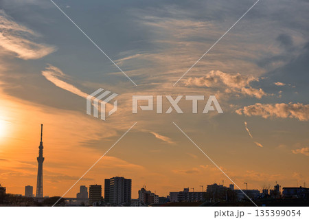 スカイツリーと夕焼け 135399054