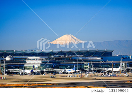 羽田空港から見る国際線ターミナルと富士山 羽田空港から見る国際線ターミナルと富士山 135399063