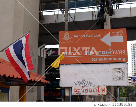 タイ国旗がある駅前の案内表示 135399182