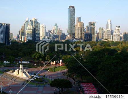 スンピニー公園とビル群 135399194