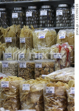 香港・徳輔道西の高級乾物店で売られる高級食材。何に使われるか分からない乾物も多い 135399216