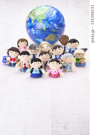 色々な人種や世代、職業の人々と地球 135399231