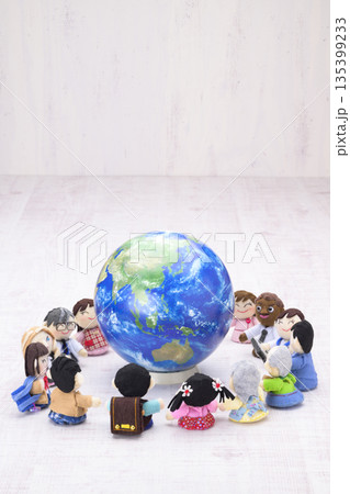 地球を囲んで手を繋ぐ人々 135399233