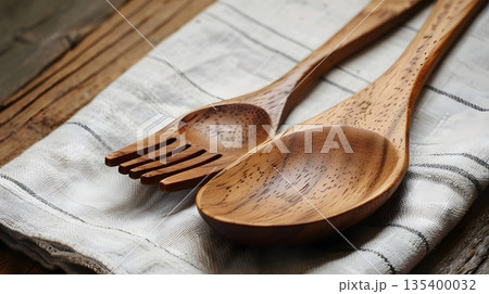 木製カトラリーとリネンナプキン 135400032