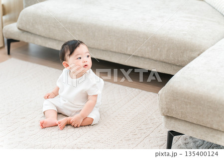 マイホームのリビングにお座りする赤ちゃん マイホームのリビングにお座りする赤ちゃん 135400124