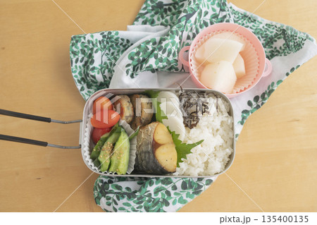 焼き魚と彩り野菜の和風弁当（メスティン飯） 135400135