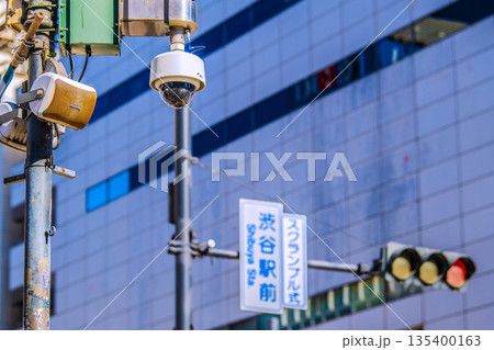 日本の東京都市景観 渋谷スクランブル交差点から街角の防犯カメラなどを望む 135400163