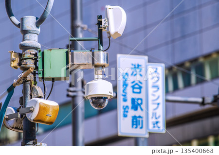 日本の東京都市景観 渋谷スクランブル交差点から街角の防犯カメラなどを望む 135400668