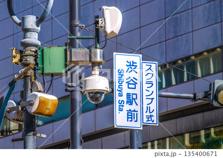 日本の東京都市景観 渋谷スクランブル交差点・渋谷駅前の防犯カメラなどを望む 135400671