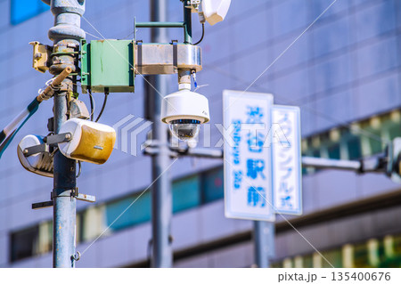 日本の東京都市景観 渋谷駅前・渋谷スクランブル交差点の防犯カメラなどを望む 日本の東京都市景観 渋谷駅前・渋谷スクランブル交差点の防犯カメラなどを望む 135400676