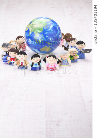 地球を囲んで手を繋ぐ人々 135401194