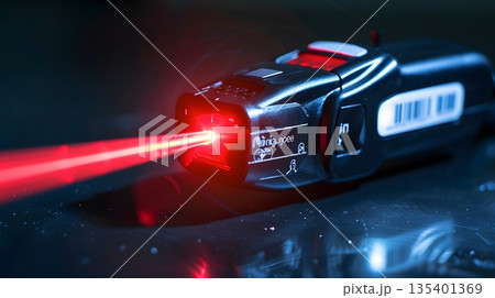 赤いレーザーを放つバーコードスキャナー 135401369