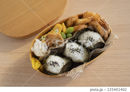 曲げわっぱに詰めた手作りおにぎり弁当 曲げわっぱに詰めた手作りおにぎり弁当 135401402