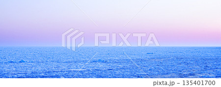 北海道網走市能取岬近くの海岸に接岸した朝焼けの中の流氷 135401700