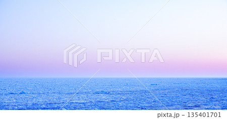 北海道網走市能取岬近くの海岸に接岸した朝焼けの中の流氷 135401701