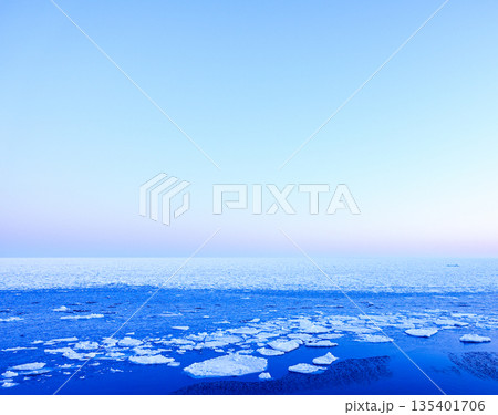 北海道網走市能取岬近くの海岸に接岸した朝焼けの中の流氷 北海道網走市能取岬近くの海岸に接岸した朝焼けの中の流氷 135401706