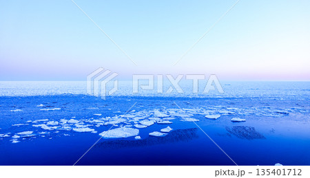 北海道網走市能取岬近くの海岸に接岸した朝焼けの中の流氷 北海道網走市能取岬近くの海岸に接岸した朝焼けの中の流氷 135401712