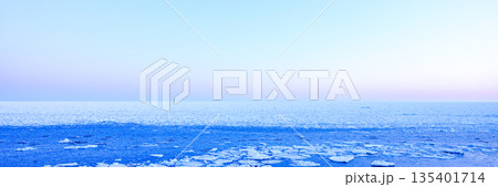 北海道網走市能取岬近くの海岸に接岸した朝焼けの中の流氷 135401714