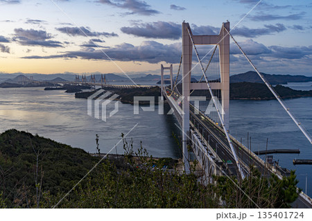 鷲羽山より眺める早朝の瀬戸大橋 鷲羽山より眺める早朝の瀬戸大橋 135401724