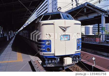 大阪駅に到着した583系 特急雷鳥 135401738