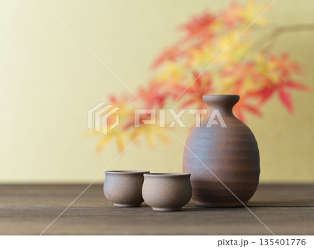 日本酒イメージ　徳利とお猪口のセット　もみじ 135401776