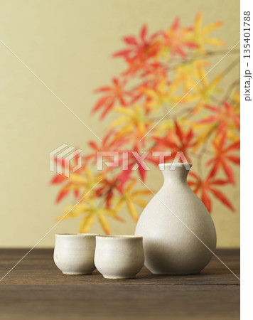 日本酒イメージ　徳利とお猪口のセット　もみじ 135401788