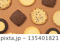 茶色背景上のクッキー 茶色背景上のクッキー 135401821