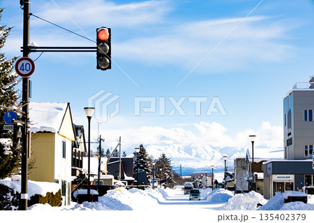 真冬の北海道美瑛町のメインストリートから見た十勝岳連峰の風景 135402379