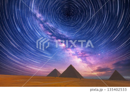 ピラミッド（エジプト） 135402533