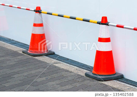 建設現場に設置されたカラーコーン 135402588