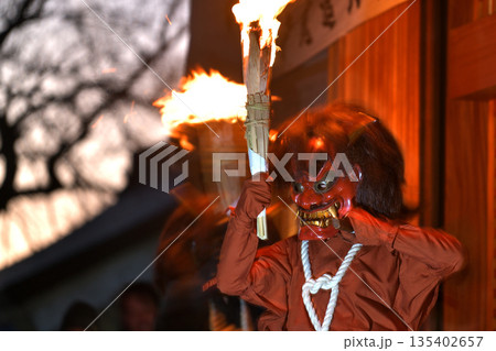 野寺山高薗寺の鬼追式　松明を放り投げて無病息災を祈願 135402657