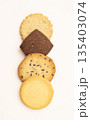 並べられたクッキー。 白色背景上 並べられたクッキー。 白色背景上 135403074