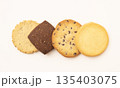 並べられたクッキー。 白色背景上 並べられたクッキー。 白色背景上 135403075