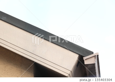 民家の屋根の一部分の写真 135403304