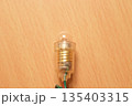 机に置かれた豆電球の写真 135403315