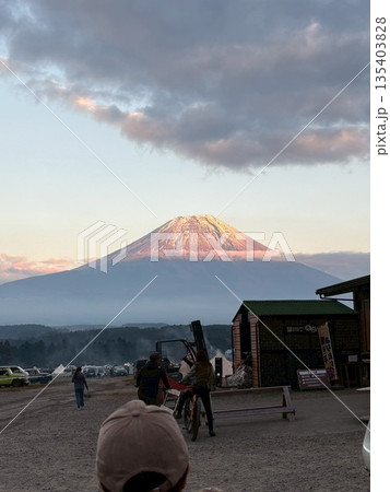 ふもとっぱらキャンプ場からの夕景 ふもとっぱらキャンプ場からの夕景 135403828