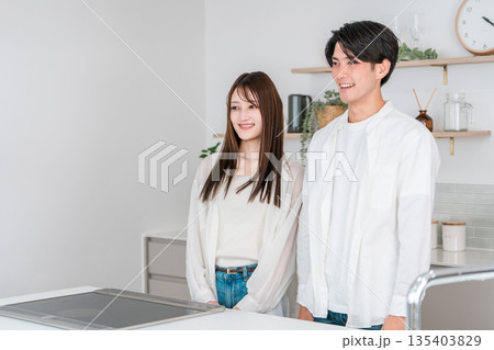 マイホームのキッチン・ダイニングに並ぶ夫婦・カップル・恋人・パートナー 135403829