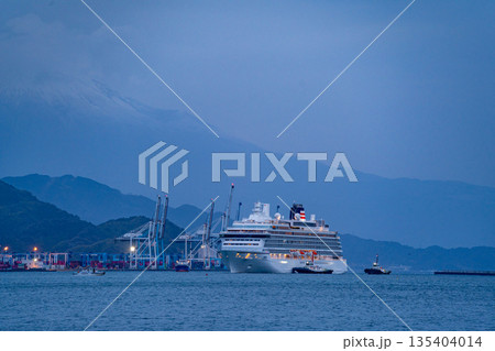 （静岡県）富士山を背に、夜明けの清水港に入港する豪華客船飛鳥Ⅲ 135404014