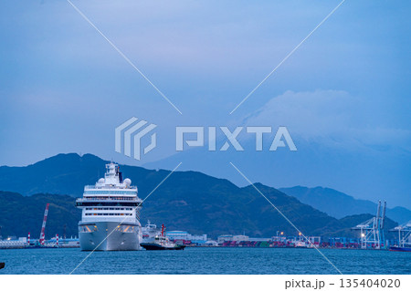 （静岡県）富士山を背に、夜明けの清水港に入港する豪華客船飛鳥Ⅲ 135404020