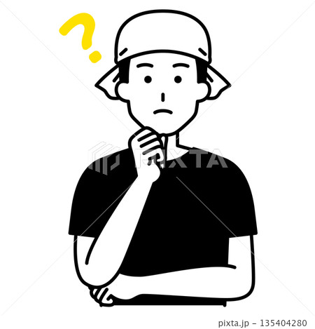 アイデアを考える居酒屋の男性店員 135404280