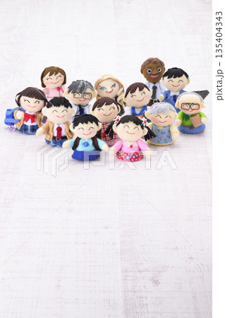 色々な人種や世代、職業の人々 135404343
