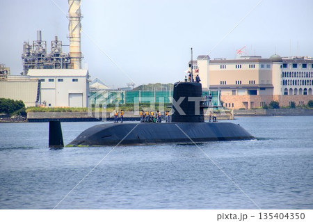 海中から日本を護る… 軍港・横須賀を出港する『おやしお型』潜水艦 135404350