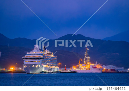 (静岡県)夕闇迫る清水港内でタグボートに引かれて旋廻する飛鳥Ⅲと停泊中の地球深部探査船「ちきゅう」 (静岡県)夕闇迫る清水港内でタグボートに引かれて旋廻する飛鳥Ⅲと停泊中の地球深部探査船「ちきゅう」 135404421
