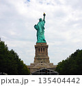 アメリカ　ニューヨーク　マンハッタン　自由の女神像 135404442