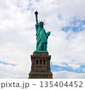 アメリカ　ニューヨーク　マンハッタン　自由の女神像 135404452
