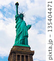 アメリカ　ニューヨーク　マンハッタン　自由の女神像 135404471
