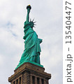 アメリカ　ニューヨーク　マンハッタン　自由の女神像 135404477